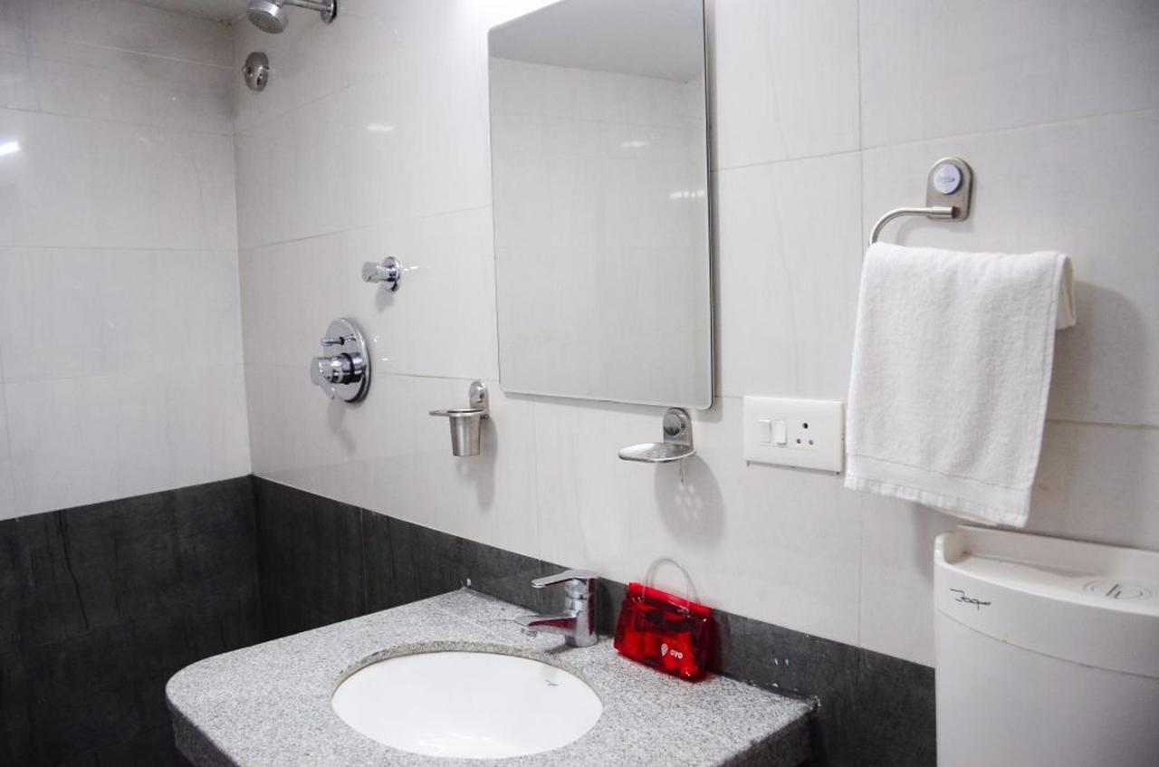 Oyo 6429 Hotel Pearl Пюн Екстериор снимка